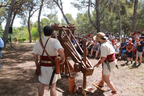 The Roman military reenactment in Altafulla featured a demonstration of artillery from the time (by Ariadna Escoda)